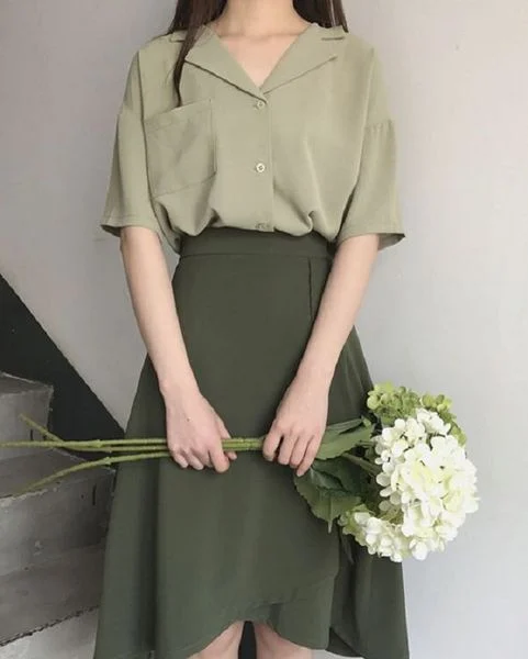 Bảng phối màu một chiếc sơ mi xanh lá nhạt cùng với một chân váy xòe xanh rêu 